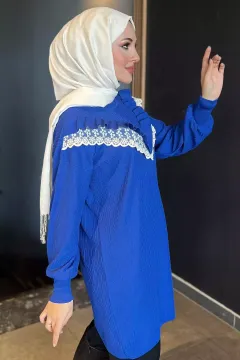 Dantel Detaylı Fırfırlı Tesettür Triko Tunik Saksmavisi