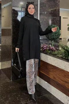 Düğme Detaylı Tesettür Triko Tunik Siyah