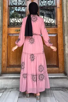 İşlemeli Yaka Bağlamalı Tesettür Elbise Gülkurusu
