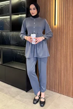 Kadın Taşlı Düğmeli Fırfırlı Tunik Pantolon Tesettür İkili Takım Füme