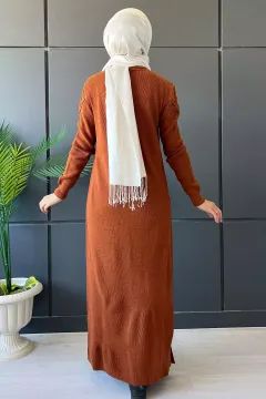 Kadın Yarım Balıkçı Yaka İnci Detaylı Tesettür Triko Elbise Kiremit