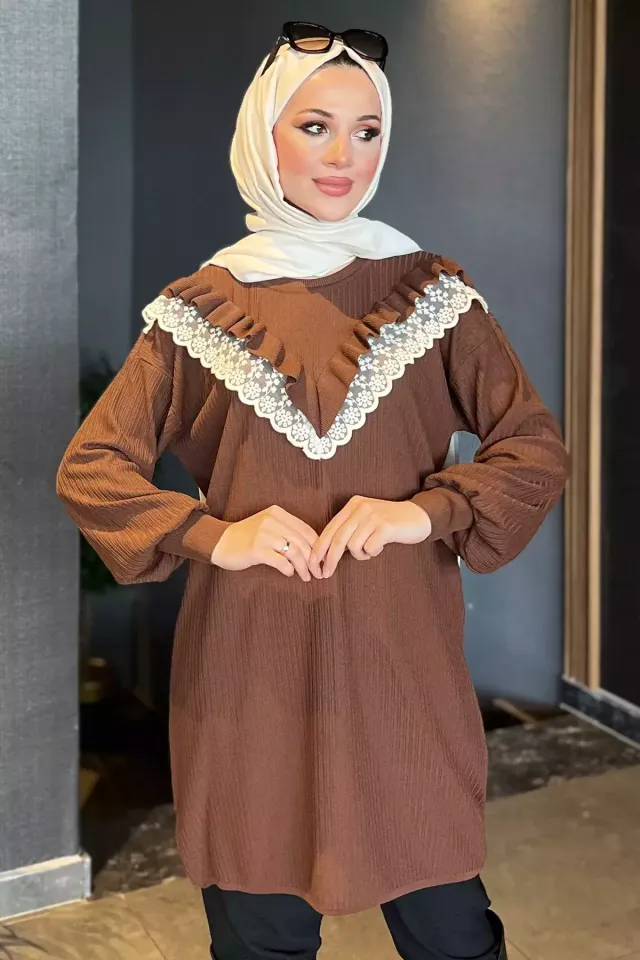 Dantel Detaylı Fırfırlı Tesettür Triko Tunik Kahve